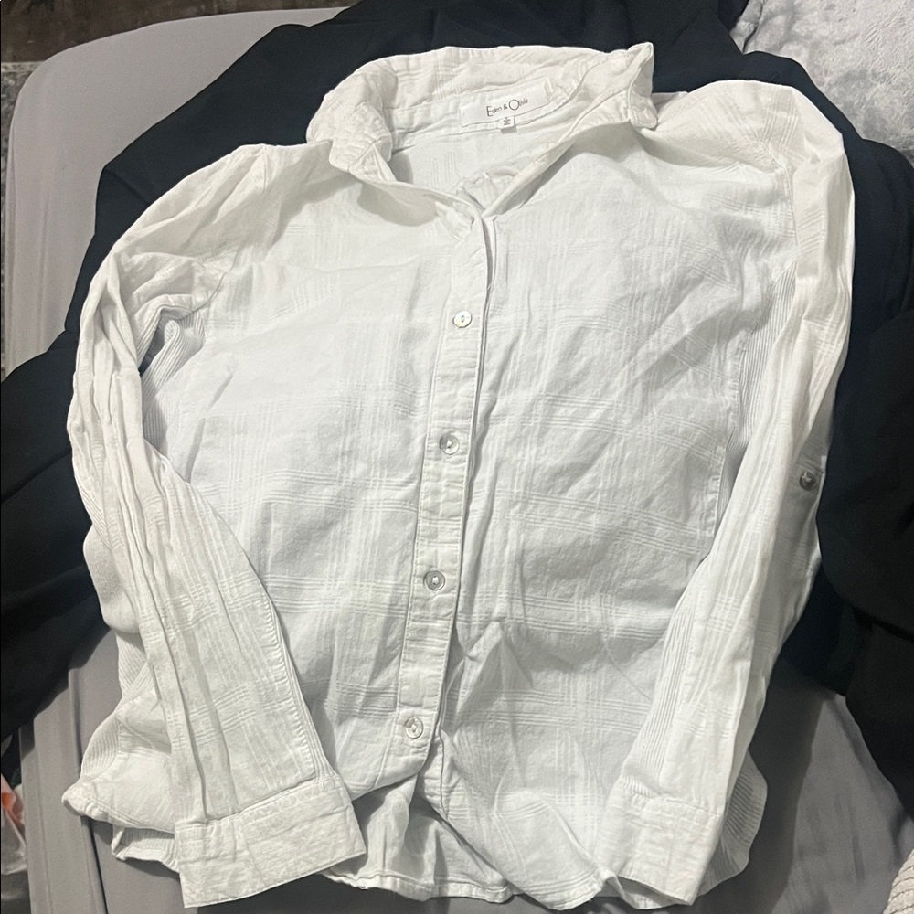 Eden & Olivia White Button-Down blouse